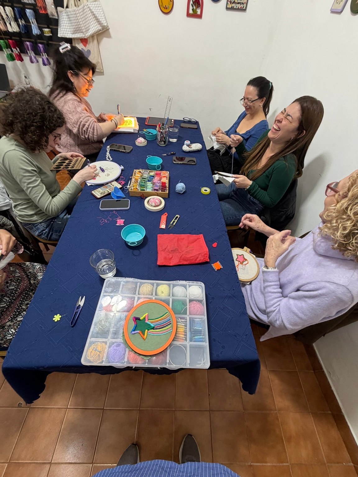Grupo bordando y compartiendo un momento divertido