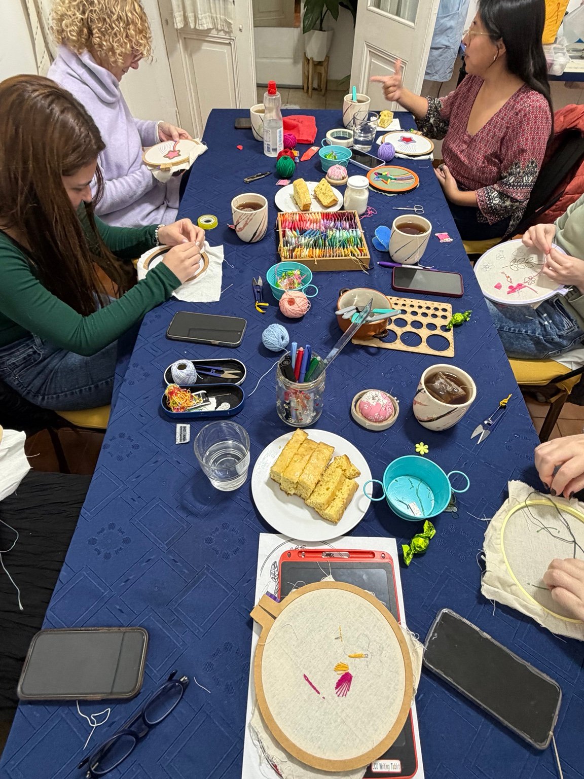 Encuentro de bordado con merienda y charla entre compañeras