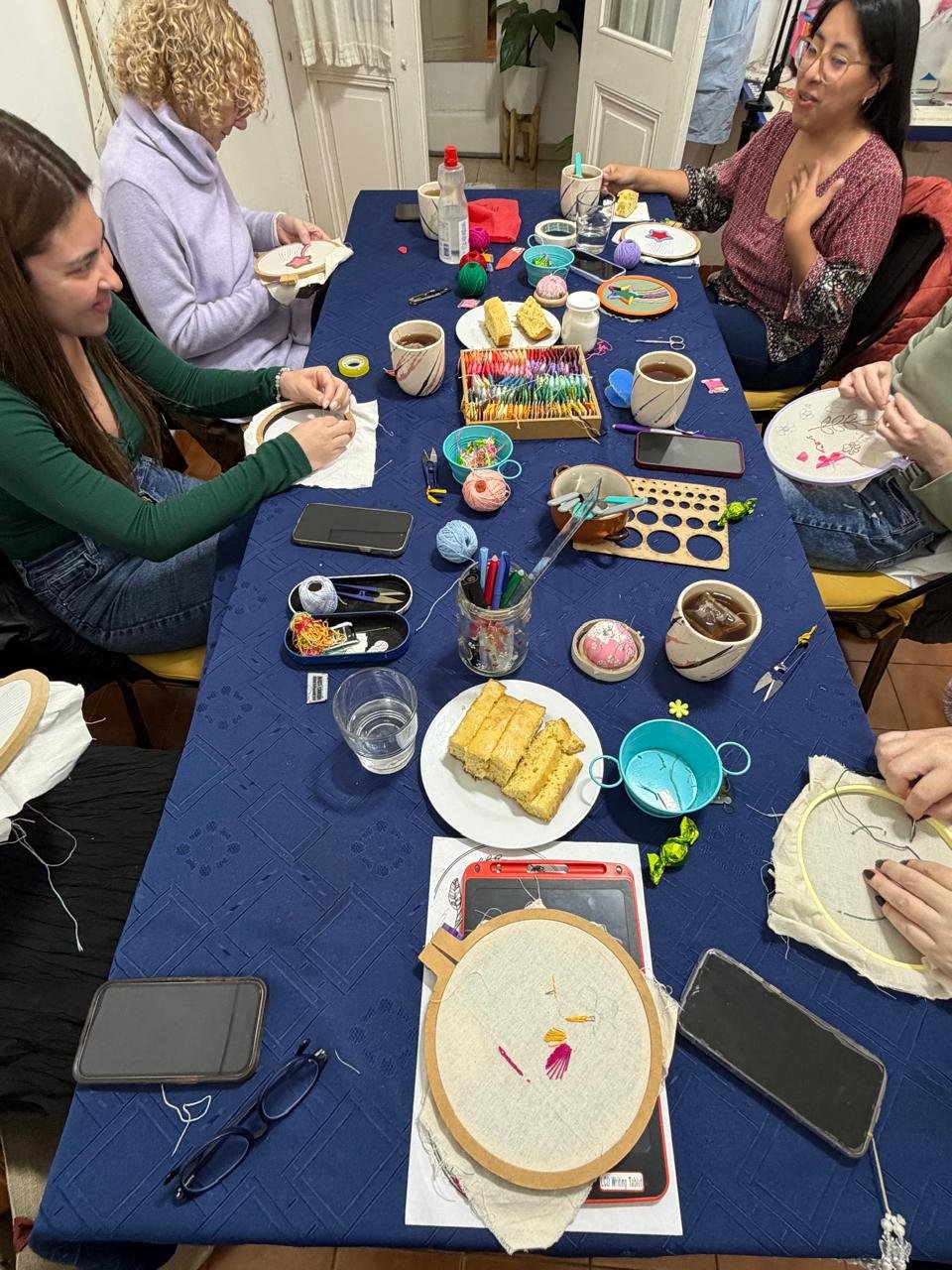 Grupo de bordado disfrutando de la merienda